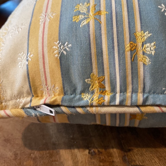 Pierre Deux maintenon blue fabric custom made pillows (2) - Picture 5 of 7